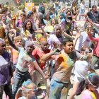 Festa holi a la plaça de l’Ajuntament de la capital del Pla. - J.GÓMEZ