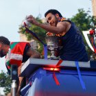 Eric, mostrant un tauró de peluix per l’absència de Ferran. - EFE
