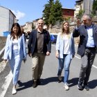 El secretari general de Junts, Jordi Turull, caminant per Isona amb la diputada i alcaldessa d'Isona i la Conca Dellà, Jeannine Abella, i la portaveu del grup parlamentari, Mònica Sales.