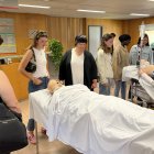 Un grup de persones interessades en estudiar infermeria al Pirineu, observant materials didàctics a les instal·lacions de l'Hospital Comarcal del Pallars.