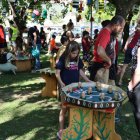 Jocs per als més petits, ahir als Jardins 1r de Maig en el marc de l’Enre9. - AMADO FORROLLA