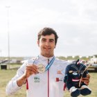 Miquel Travé, amb la medalla d’or que va aconseguir ahir al canal olímpic de Vaires-sur-Marne. - MARC ETXANIZ/RFEP