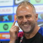 Hansi Flick planteja treure un onze amb jugadors de la Masia. - EFE