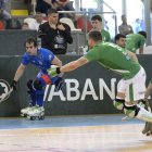 Jordi Badia intenta anar-se’n del marcatge de dos jugadors del Liceo. - ÀREA 11