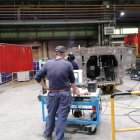 Treballadors empleats en una indústria. - EUROPA PRESS