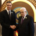 Pedro Sánchez amb el president palestí, Mahmud Abbas, durant la cimera de la Lliga Àrab. - POOL MONCLOA / FERNANDO VILLAR