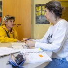 Un usuari de l’Associació d’Alcohòlics Rehabilitats de Lleida és atès a la seu de l’entitat per Eva Mazas, treballadora social. - JORDI ECHEVARRIA