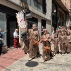 El president de l'Associació de la Festa de Moros i Cristians, Josep Lluís Gàzquez, desfilant amb la seva comparsa pel carrer Cavallers de Lleida.