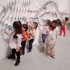 Nens i nenes de la llar d’infants d’Albatàrrec, en una visita a la miniPanera. - AJUNTAMENT DE LLEIDA