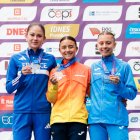 Sofía Santacreu, al centre, amb la medalla d’or individual. - RFEA