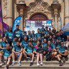 Un grup d’atletes davant l’església de Sant Antolí.