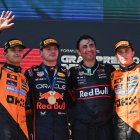 Max Verstappen celebra la victòria a Imola juntament amb Lando Norris i Oscar Piastri, de McLaren. - F1