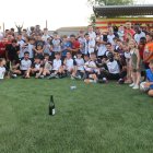 Jugadors i aficionats del Vallfogona de Balaguer van celebrar l’ascens sobre el terreny de joc. - JOAN BOVÉ