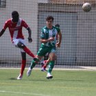 Un jugador de l’Artesa de Segre rebutja la pilota davant de la presència d’un jugador rival. - JOAN BOVÉ