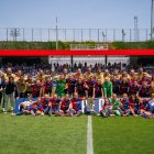 La plantilla, cos tècnic i directius del Barça femení posen amb el trofeu de la Lliga F. - FC BARCELONA