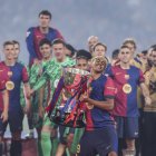 L’equip va mostrar els tres trofeus conquerits aquesta temporada. - EFE