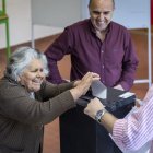 Una dona emet el seu vot en un col·legi electoral de Lisboa. - EFE/EPA/JOSE SENA GOULAO