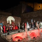 El Pont Llevadís de la Seu Vella es va convertir ahir a la nit en l’escenari de la batalla final de la Festa de Moros i Cristians de Lleida. - AMADO FORROLLA