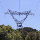 Una línia d’alta tensió travessa una zona boscosa al Pallars Sobirà. - LLEONARD DELSHAMS