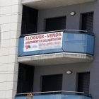 Un cartell en un pis de lloguer.