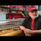 Peret, en el documental dedicado a ‘Los Tarantos’, visitó el local del Raval en el que hizo su primera presencia en el cine.