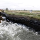 Aigua baixant pel canal d'Urgell.