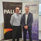 Sergi Tomàs,director gerente de Pall-Ex Iberia junto a Jesús Torrelles, CEO de Cajebel, instantes antes de firmar el acuerdo.