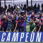 Les jugadores del Barça celebren el títol de Lliga després de rebre el trofeu diumenge passat. - EUROPA PRESS