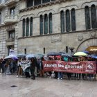 La pluja no va frenar ahir la concentració contra la guerra a Gaza a la plaça Paeria de Lleida. - AMADO FORROLLA
