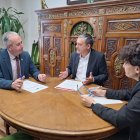 L’alcalde de Sant Esteve, Fernando Sabés, amb el subdelegat del Govern espanyol a Osca, Carlos Campo. - AMADO FORROLLA