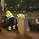 Operaris recollint els residus de l’orgànica a Tàrrega. - LAIA PEDRÓS