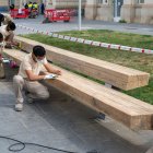 Alumnes de l’IMO treballant ahir als bancs de fusta davant de l’estació. - AJUNTAMENT DE LLEIDA