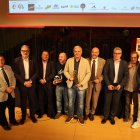 El periodista Artur Peguera, a la dreta, amb els premiats, l’alcalde de Lleida i membres de la Fecoll, ahir a la tarda a la Llotja. - AMADO FORROLLA