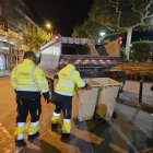 Personal buida al camió de recollida d'escombraries els cubells del nou sistema porta a porta parcial a Tàrrega