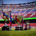 Els tres trofeus conquerits aquesta temporada van ser exposats al Camp Nou. - FC BARCELONA