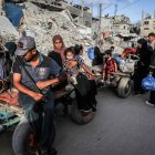 Palestins desplaçats abandonen l’est de Khan Yunis, al sud de la Franja de Gaza. - ABED RAHIM KHATIB / DPA