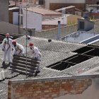 Treballs de retirada d'uralita amb amiant en una imatge d'arxiu.