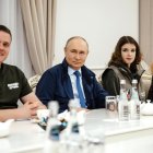 Vladímir Putin es reuneix amb representants d’organitzacions de voluntaris durant la visita a Kursk. - MARIA SUKHORUKOVA / KREMLIN