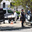Els serveis funeraris s’emporten el cadàver d’Andrí Portnov, assassinat a les portes d’un col·legi. - RICARDO RUBIO / EUROPA PRESS