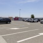 Vista de l’actual pàrquing i la zona on estava el dipòsit, tancada, al fons. - JORDI ECHEVARRIA