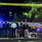 Agentes de policía en el lugar donde dos personas fueron asesinadas a tiros cerca del Museo Judío Capital en Washington, D.C.