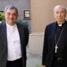 El bisbe electe de Lleida, Daniel Palau, amb l'ara administrador apostòlic de la diòcesi, el bisbe Salvador Giménez, als jardins del Palau Episcopal.