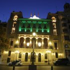 El edificio de la Paeria de Lleida iluminado en verde en conmemoración de un Día mundial contra la esclerosis lateral amiotrófica.