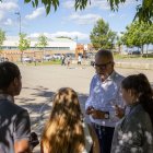 Larrosa va visitar el pati de l’institut escola Mangraners. - INGRID BOSCH