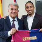 El president Joan Laporta i Raphinha, després de la firma del contracte del brasiler. - FC BARCELONA