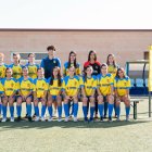 Les jugadores de l’actual equip de futbol 7, amb el seu entrenador, Pere Banda.