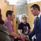 Sánchez saludant ahir una de la víctimes de la dana. - MONCLOA