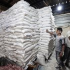 Treballadors a Gaza empaqueten aliments per ser distribuïts per tota la Franja. - MOIZ SALHI