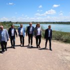Els presidents de consells del pla de Lleida, a l’estany. - J. GÓMEZ