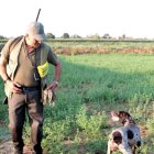 Un caçador es penja a l’arnès dos perdius acabades de caçar a Bell-lloc d’Urgell.